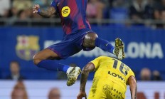 包含梅西传射两球，巴萨客场逆转对手，终结连败领跑西甲的词条