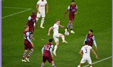 B体育网址-精彩瞬间回顾，球员关键时刻力挺队友取胜