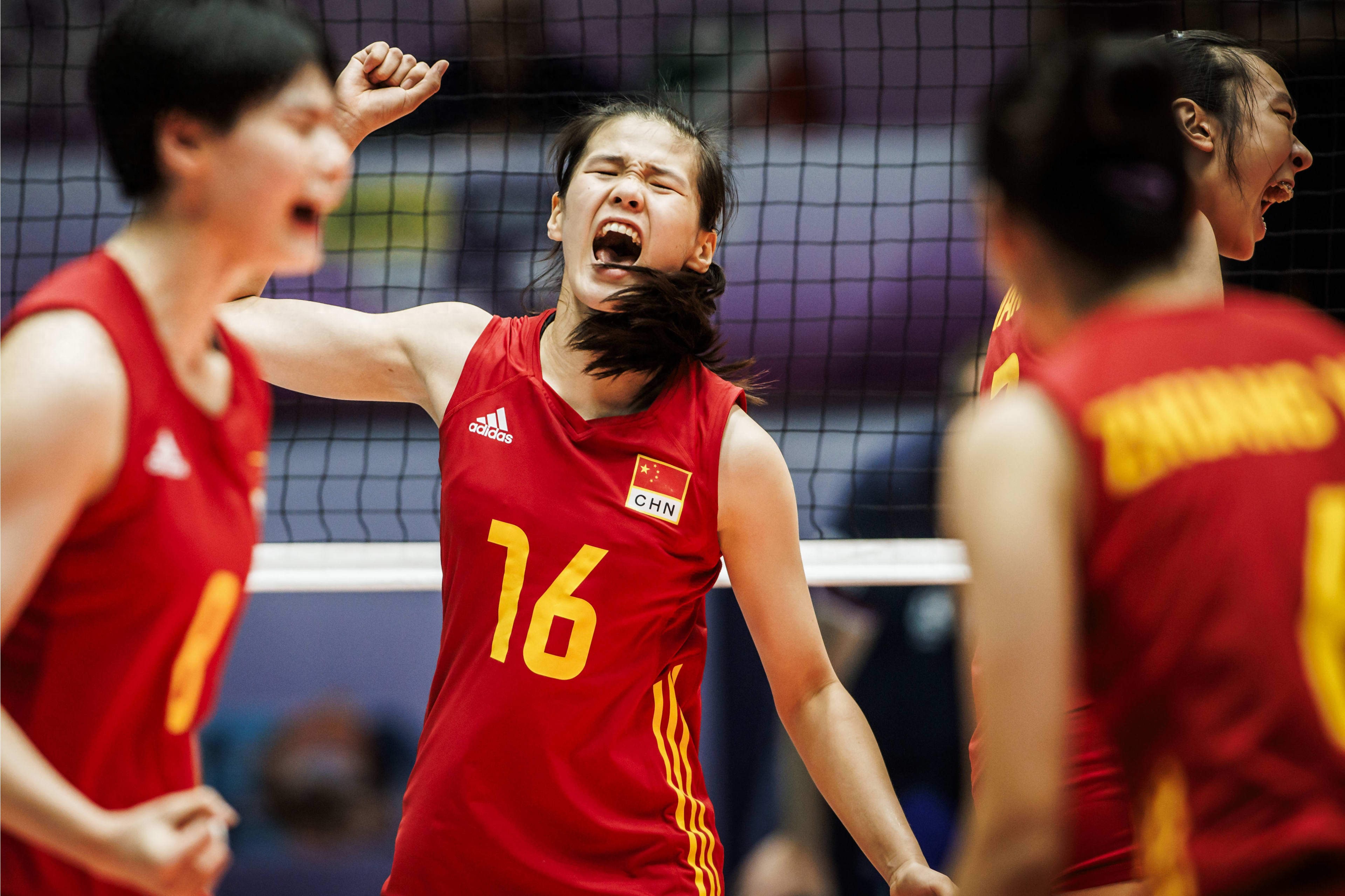 女排比赛中中国选手拼搏夺冠 女排比赛中中国选手拼搏夺冠