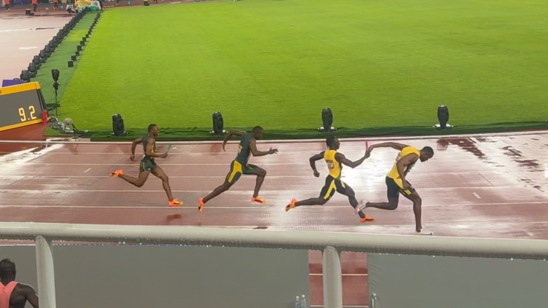 南非田径选手刷新纪录，夺得金牌