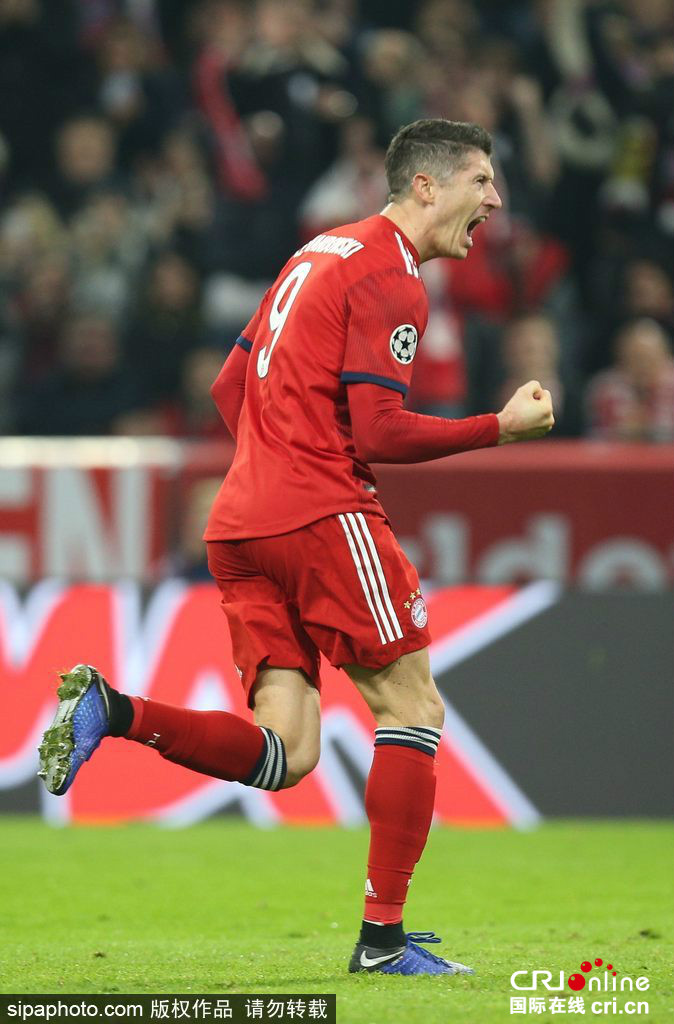 阿贾克斯客场险胜，前锋梅开二度的简单介绍