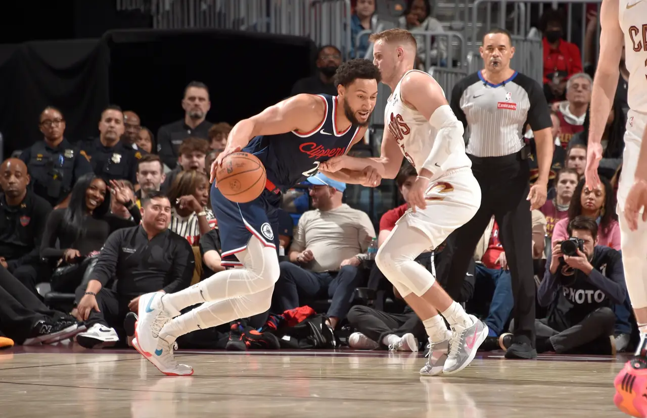 爵士客场绝杀黄蜂，登西部第一