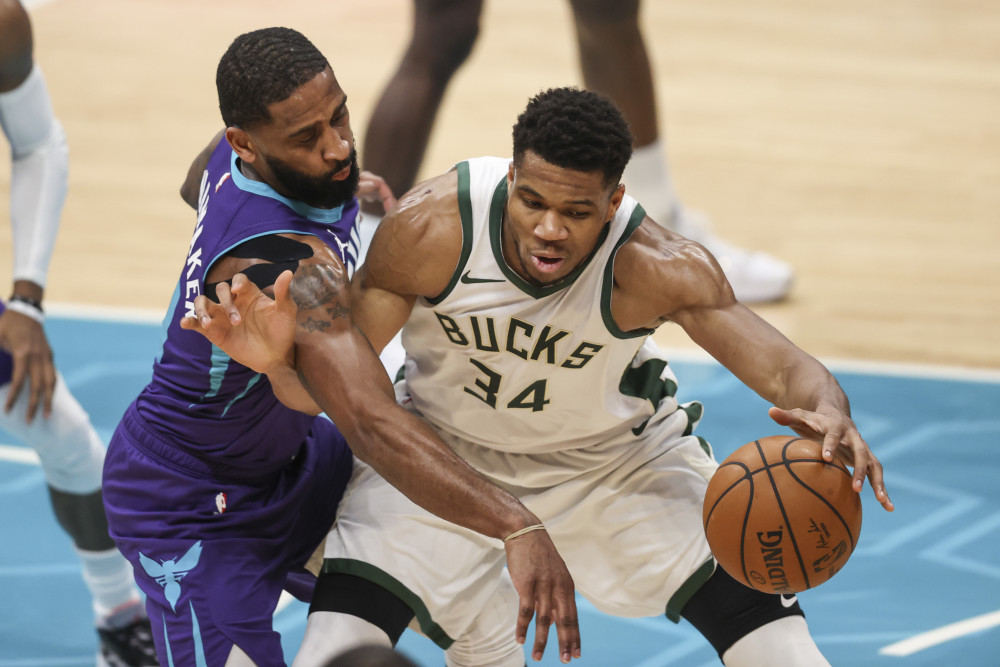 雄鹿客场大胜黄蜂继续领跑