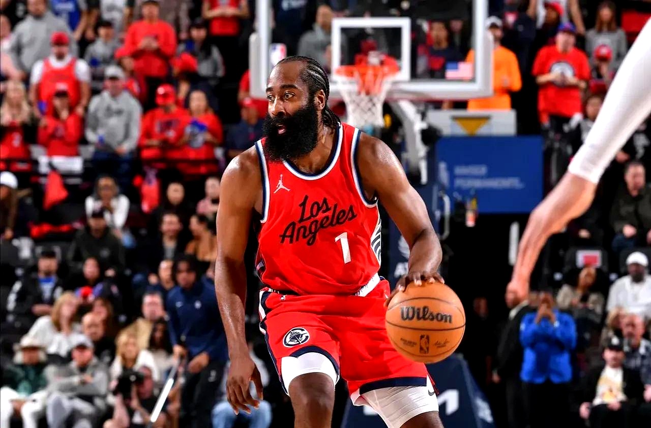 快船负于雄鹿,遭遇连败 快船负于雄鹿,遭遇连败