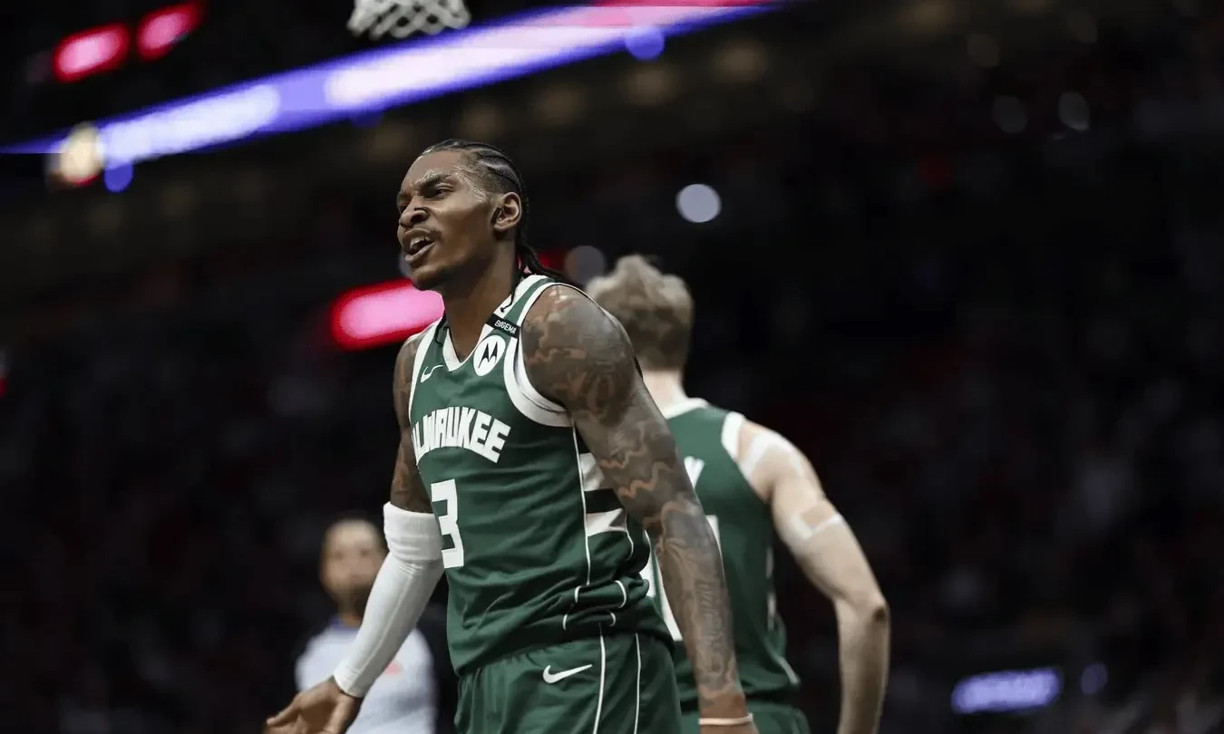 快船负于雄鹿,遭遇连败 快船负于雄鹿,遭遇连败