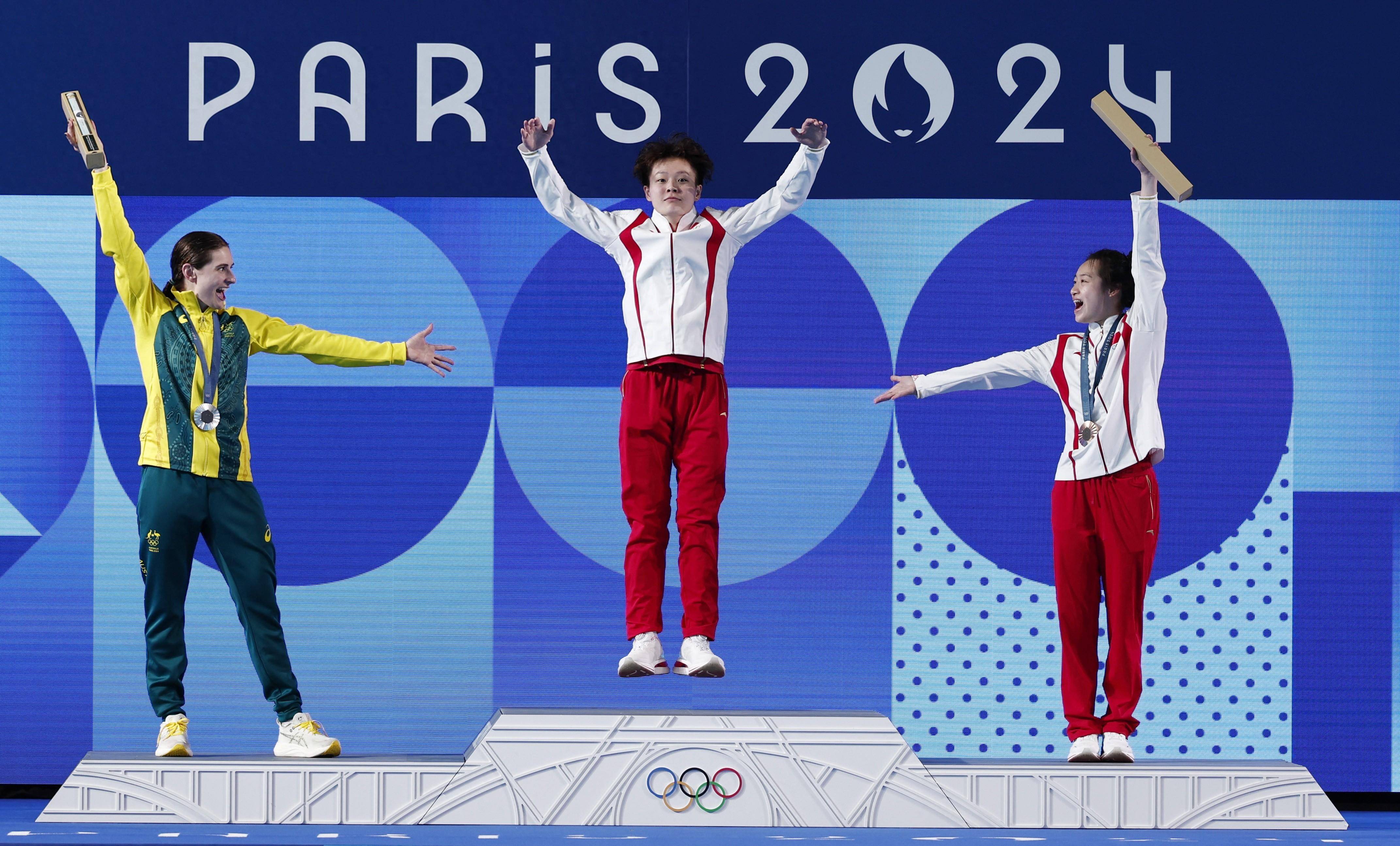 披荆斩棘，运动员再传佳讯登上冠军领奖台的简单介绍