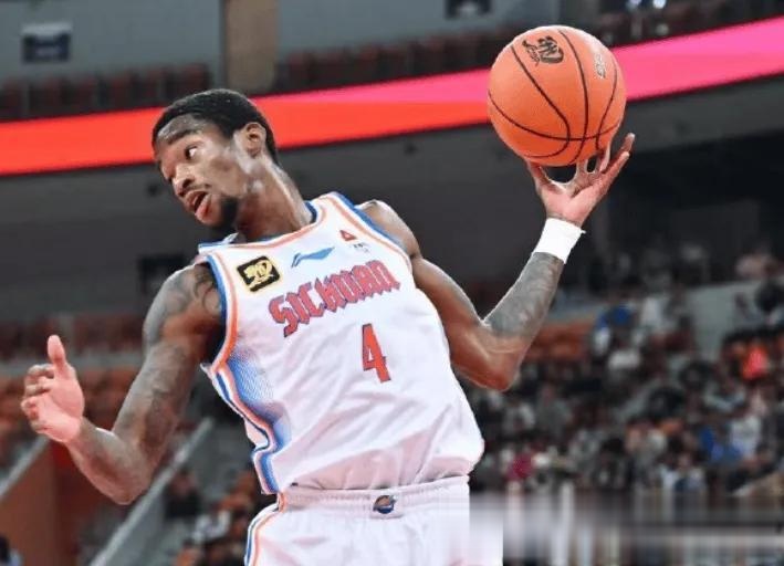 四川男篮连胜收官，提升战绩上升